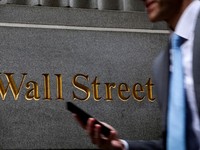 Seorang pria berjalan di Wall Street di luar Bursa Saham New York (NYSE) di Kota New York, AS, 7 April 2025. (REUTERS/Brendan McDermid//File Foto)