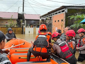 Lansia Lumpuh di Moncongloe Maros Dievakuasi Usai Rumah Terendam Banjir