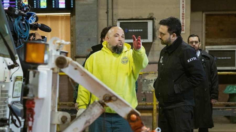 Wali Kota New York City, Zohran Mamdani, terlihat berbagi makan sahur bersama para pekerja layanan di tengah badai salju yang melanda kota tersebut pada Senin (23/2/2026). (Instagram/zohrankmamdani).