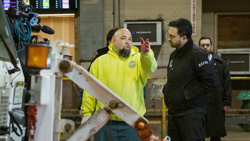 Wali Kota New York City, Zohran Mamdani, terlihat berbagi makan sahur bersama para pekerja layanan di tengah badai salju yang melanda kota tersebut pada Senin (23/2/2026). (Instagram/zohrankmamdani).