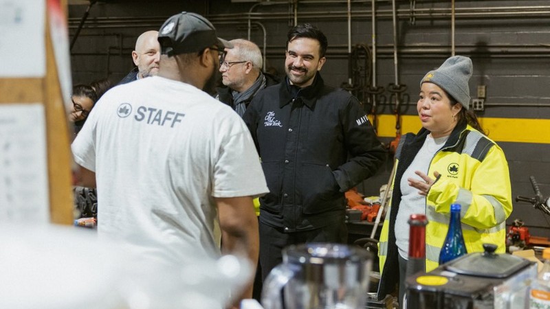 Wali Kota New York City, Zohran Mamdani, terlihat berbagi makan sahur bersama para pekerja layanan di tengah badai salju yang melanda kota tersebut pada Senin (23/2/2026). (Instagram/zohrankmamdani).