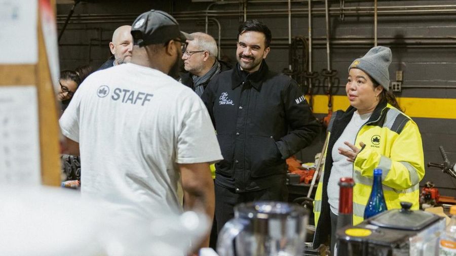 Wali Kota New York City, Zohran Mamdani, terlihat berbagi makan sahur bersama para pekerja layanan di tengah badai salju yang melanda kota tersebut pada Senin (23/2/2026). (Instagram/zohrankmamdani).