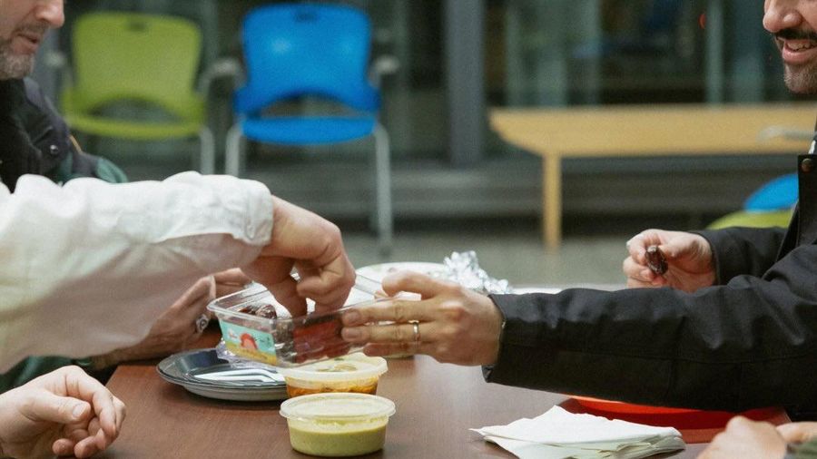 Wali Kota New York City, Zohran Mamdani, terlihat berbagi makan sahur bersama para pekerja layanan di tengah badai salju yang melanda kota tersebut pada Senin (23/2/2026). (Instagram/zohrankmamdani).