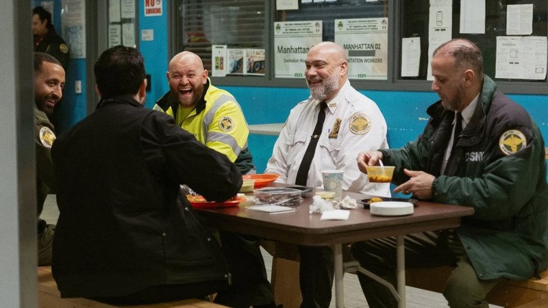Wali Kota New York City, Zohran Mamdani, terlihat berbagi makan sahur bersama para pekerja layanan di tengah badai salju yang melanda kota tersebut pada Senin (23/2/2026). (Instagram/zohrankmamdani).