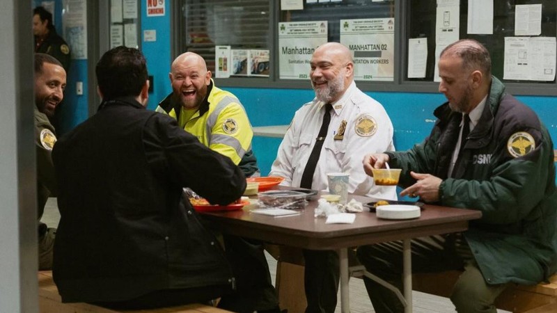 Wali Kota New York City, Zohran Mamdani, terlihat berbagi makan sahur bersama para pekerja layanan di tengah badai salju yang melanda kota tersebut pada Senin (23/2/2026). (Instagram/zohrankmamdani).
