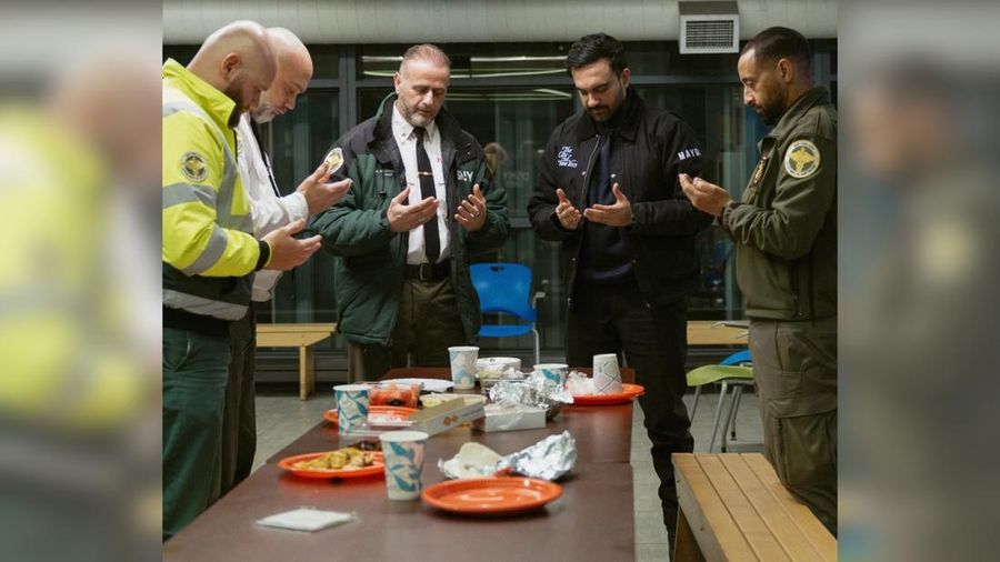 Wali Kota New York City, Zohran Mamdani, terlihat berbagi makan sahur bersama para pekerja layanan di tengah badai salju yang melanda kota tersebut pada Senin (23/2/2026). (Instagram/zohrankmamdani).