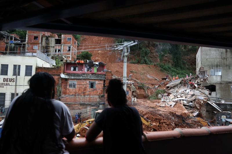Sebuah tayangan drone menunjukkan puing-puing bangunan yang runtuh setelah pemerintah Brasil menetapkan keadaan darurat akibat hujan lebat yang telah menewaskan warga dan menyebabkan orang hilang, di Juiz de Fora, negara bagian Minas Gerais, Brasil, 24 Februari 2026. (REUTERS/Pilar Olivares)