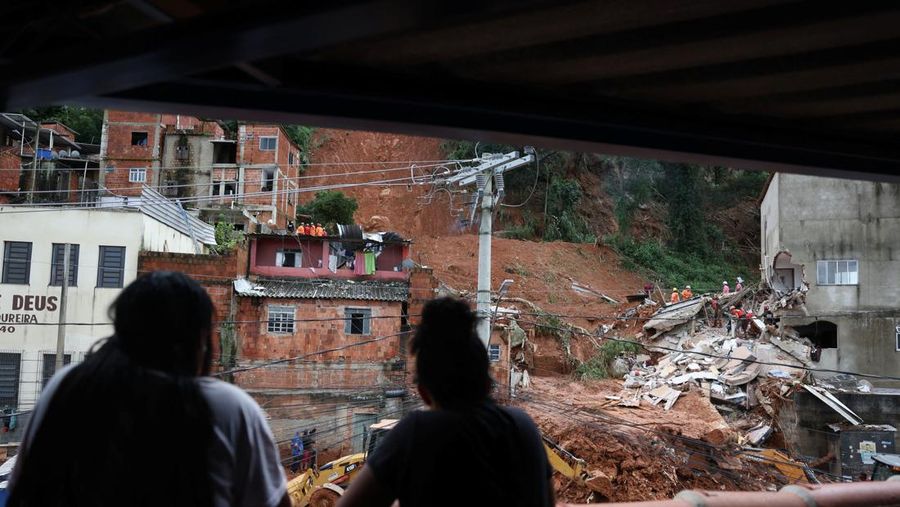 Sebuah tayangan drone menunjukkan puing-puing bangunan yang runtuh setelah pemerintah Brasil menetapkan keadaan darurat akibat hujan lebat yang telah menewaskan warga dan menyebabkan orang hilang, di Juiz de Fora, negara bagian Minas Gerais, Brasil, 24 Februari 2026. (REUTERS/Pilar Olivares)