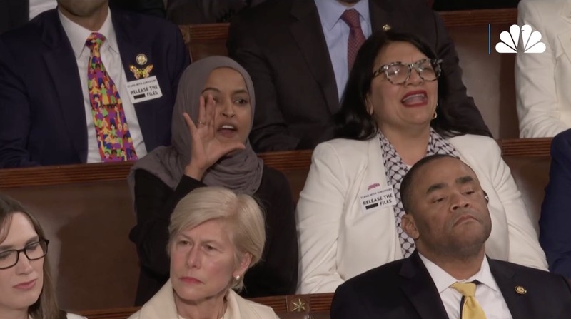 Presiden AS Donald Trump menyampaikan pidato kenegaraan di Ruang Sidang DPR di Gedung Capitol AS di Washington, D.C., AS, 24 Februari 2026. (REUTERS/KEVIN LAMARQUE)