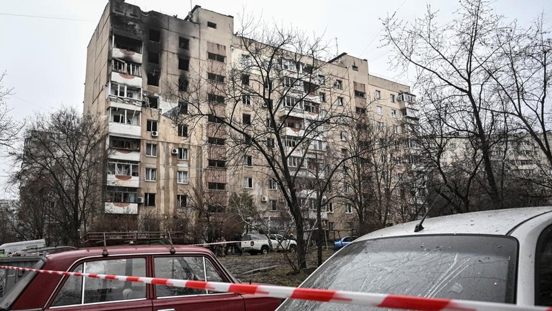 Dampak serangan pesawat tak berawak Rusia di Zaporizhzhia, Ukraina, Kamis (26/2/2026). (REUTERS/Stringer)