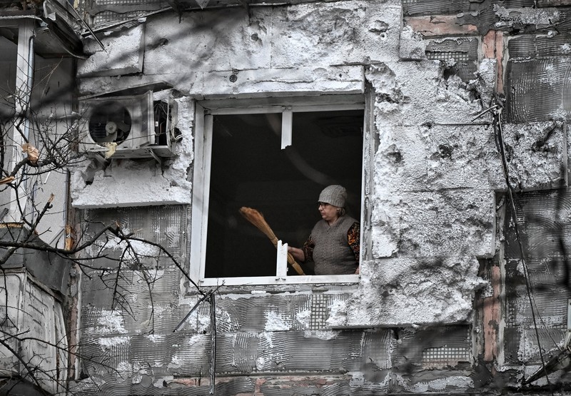 Dampak serangan pesawat tak berawak Rusia di Zaporizhzhia, Ukraina, Kamis (26/2/2026). (REUTERS/Stringer)