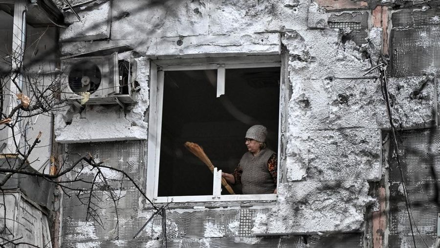 Dampak serangan pesawat tak berawak Rusia di Zaporizhzhia, Ukraina, Kamis (26/2/2026). (REUTERS/Stringer)