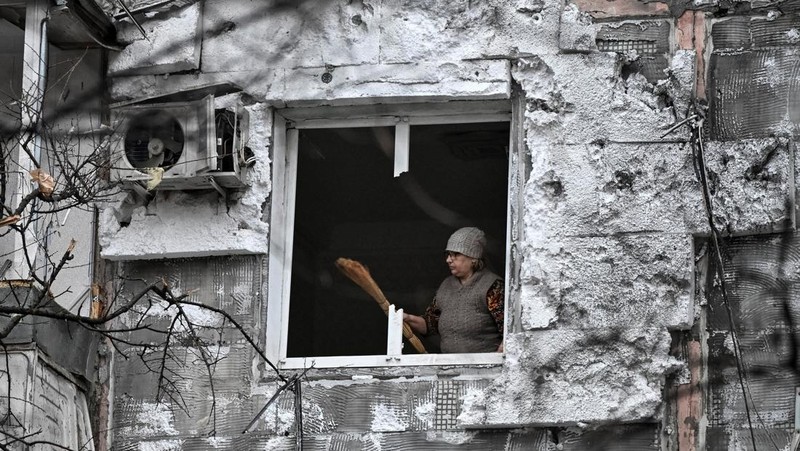 Dampak serangan pesawat tak berawak Rusia di Zaporizhzhia, Ukraina, Kamis (26/2/2026). (REUTERS/Stringer)