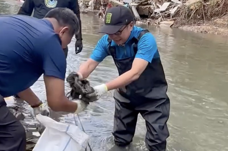 Deputi Bidang Pengendalian Pencemaran dan Kerusakan Lingkungan di Kementerian Lingkungan Hidup/Badan Pengelolaan Lingkungan Hidup (KLH/BPLH), Rasio Ridho Sani, melakukan aksi bersih-bersih sampah di aliran sungai dan sejumlah wilayah Jakarta menjelang peringatan Hari Peduli Sampah Nasional. (Instagram/rasiosani)
