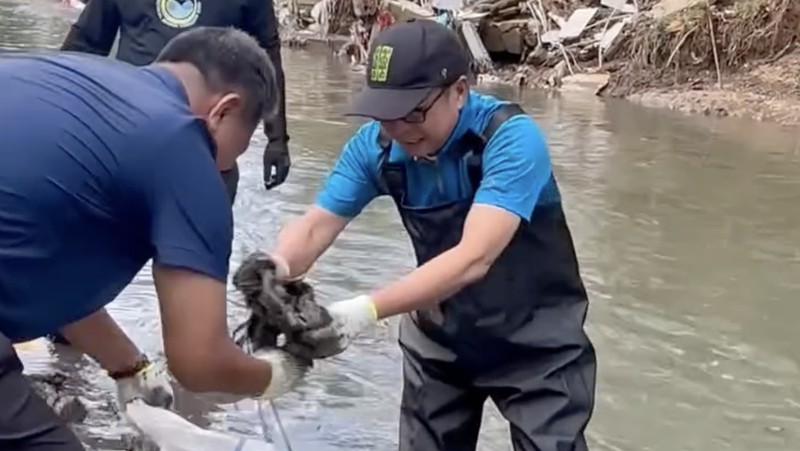 Deputi Bidang Pengendalian Pencemaran dan Kerusakan Lingkungan di Kementerian Lingkungan Hidup/Badan Pengelolaan Lingkungan Hidup (KLH/BPLH), Rasio Ridho Sani, melakukan aksi bersih-bersih sampah di aliran sungai dan sejumlah wilayah Jakarta menjelang peringatan Hari Peduli Sampah Nasional. (Instagram/rasiosani)