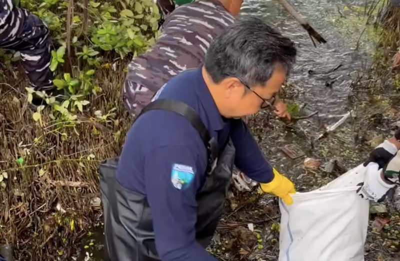 Deputi Bidang Pengendalian Pencemaran dan Kerusakan Lingkungan di Kementerian Lingkungan Hidup/Badan Pengelolaan Lingkungan Hidup (KLH/BPLH), Rasio Ridho Sani, melakukan aksi bersih-bersih sampah di aliran sungai dan sejumlah wilayah Jakarta menjelang peringatan Hari Peduli Sampah Nasional. (Instagram/rasiosani)