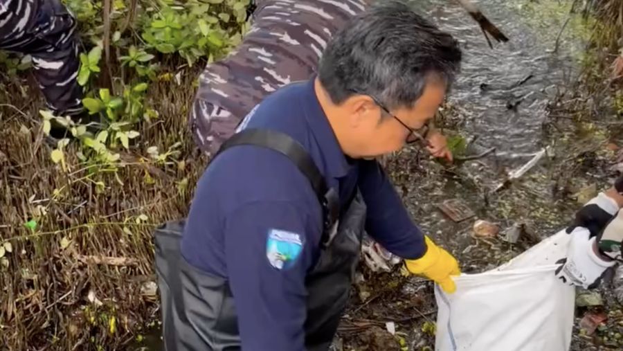 Deputi Bidang Pengendalian Pencemaran dan Kerusakan Lingkungan di Kementerian Lingkungan Hidup/Badan Pengelolaan Lingkungan Hidup (KLH/BPLH), Rasio Ridho Sani, melakukan aksi bersih-bersih sampah di aliran sungai dan sejumlah wilayah Jakarta menjelang peringatan Hari Peduli Sampah Nasional. (Instagram/rasiosani)