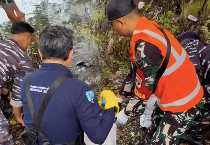 Deputi Bidang Pengendalian Pencemaran dan Kerusakan Lingkungan di Kementerian Lingkungan Hidup/Badan Pengelolaan Lingkungan Hidup (KLH/BPLH), Rasio Ridho Sani, melakukan aksi bersih-bersih sampah di aliran sungai dan sejumlah wilayah Jakarta menjelang peringatan Hari Peduli Sampah Nasional. (Instagram/rasiosani)
