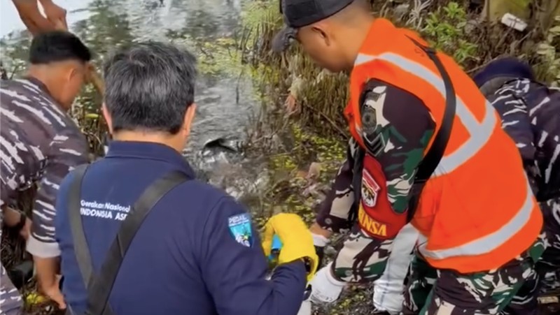 Deputi Bidang Pengendalian Pencemaran dan Kerusakan Lingkungan di Kementerian Lingkungan Hidup/Badan Pengelolaan Lingkungan Hidup (KLH/BPLH), Rasio Ridho Sani, melakukan aksi bersih-bersih sampah di aliran sungai dan sejumlah wilayah Jakarta menjelang peringatan Hari Peduli Sampah Nasional. (Instagram/rasiosani)
