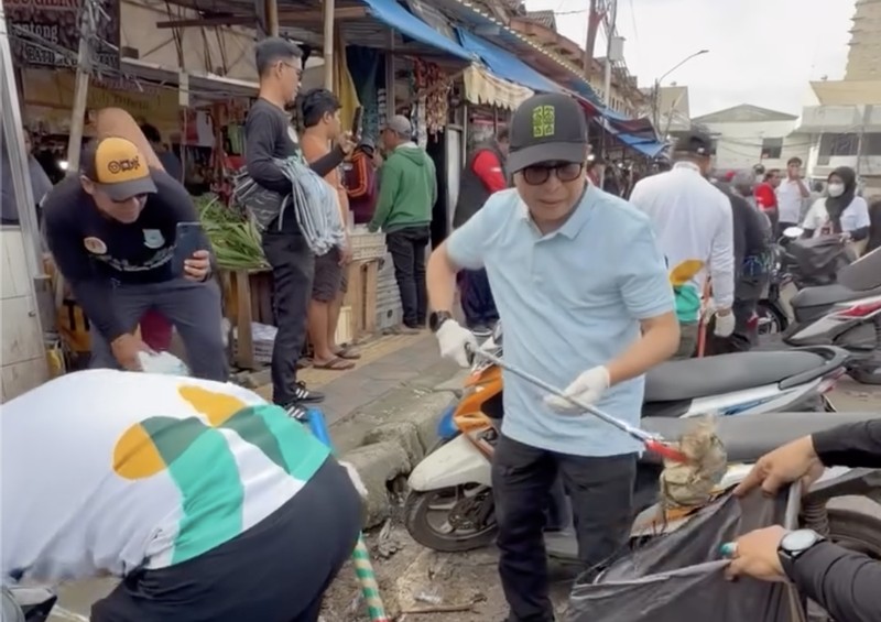 Deputi Bidang Pengendalian Pencemaran dan Kerusakan Lingkungan di Kementerian Lingkungan Hidup/Badan Pengelolaan Lingkungan Hidup (KLH/BPLH), Rasio Ridho Sani, melakukan aksi bersih-bersih sampah di aliran sungai dan sejumlah wilayah Jakarta menjelang peringatan Hari Peduli Sampah Nasional. (Instagram/rasiosani)