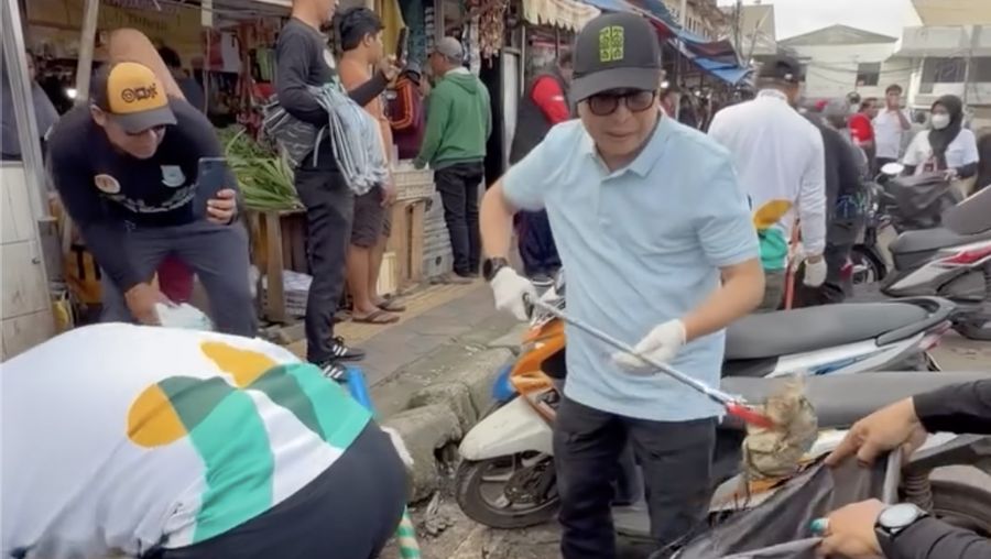 Deputi Bidang Pengendalian Pencemaran dan Kerusakan Lingkungan di Kementerian Lingkungan Hidup/Badan Pengelolaan Lingkungan Hidup (KLH/BPLH), Rasio Ridho Sani, melakukan aksi bersih-bersih sampah di aliran sungai dan sejumlah wilayah Jakarta menjelang peringatan Hari Peduli Sampah Nasional. (Instagram/rasiosani)