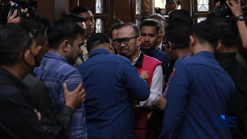 Eks Dirut Pertamina Patra Niaga Riva Siahaan dan beberapa terdakwa lain dan beberapa terdakwa lain menjalani sidang putusan kasus dugaan korupsi tata kelola minyak mentah dan produk kilang periode 2018&ndash;2023 di Pengadilan Tipikor, Jakarta, Kamis (26/2/2026). (CNBC Indonesia/Muhammad Sabki)