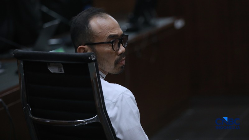 Eks Dirut Pertamina Patra Niaga Riva Siahaan dan beberapa terdakwa lain dan beberapa terdakwa lain menjalani sidang putusan kasus dugaan korupsi tata kelola minyak mentah dan produk kilang periode 2018&ndash;2023 di Pengadilan Tipikor, Jakarta, Kamis (26/2/2026). (CNBC Indonesia/Muhammad Sabki)