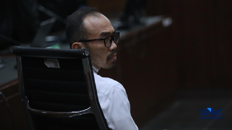 Eks Dirut Pertamina Patra Niaga Riva Siahaan dan beberapa terdakwa lain dan beberapa terdakwa lain menjalani sidang putusan kasus dugaan korupsi tata kelola minyak mentah dan produk kilang periode 2018&ndash;2023 di Pengadilan Tipikor, Jakarta, Kamis (26/2/2026). (CNBC Indonesia/Muhammad Sabki)