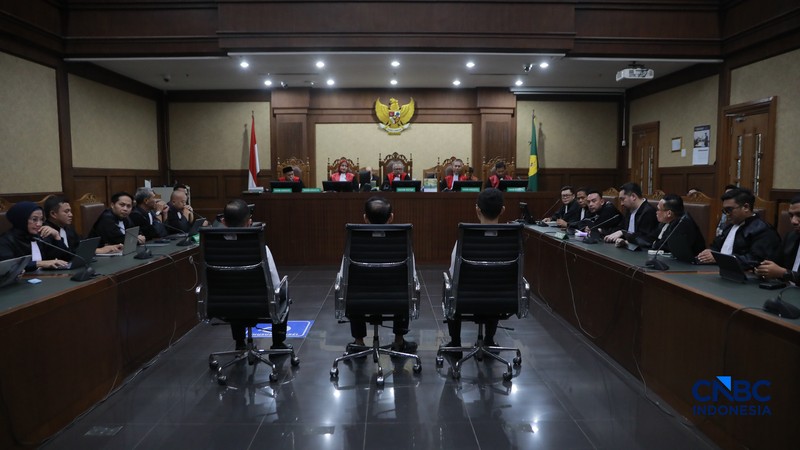 Eks Dirut Pertamina Patra Niaga Riva Siahaan, Eks Direktur Pemasaran Pusat dan Niaga PT Pertamina Patra Niaga Maya Kusmaya (MK), dan Eks VP Trading Operations PT Pertamina Patra Niaga, Edward Corne (EC) menjalani sidang putusan kasus dugaan korupsi tata kelola minyak mentah dan produk kilang periode 2018&ndash;2023 di Pengadilan Tipikor, Jakarta, Kamis (26/2/2026). (CNBC Indonesia/Muhammad Sabki)