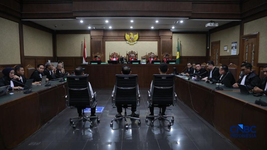 Eks Dirut Pertamina Patra Niaga Riva Siahaan, Eks Direktur Pemasaran Pusat dan Niaga PT Pertamina Patra Niaga Maya Kusmaya (MK), dan Eks VP Trading Operations PT Pertamina Patra Niaga, Edward Corne (EC) menjalani sidang putusan kasus dugaan korupsi tata kelola minyak mentah dan produk kilang periode 2018&ndash;2023 di Pengadilan Tipikor, Jakarta, Kamis (26/2/2026). (CNBC Indonesia/Muhammad Sabki)