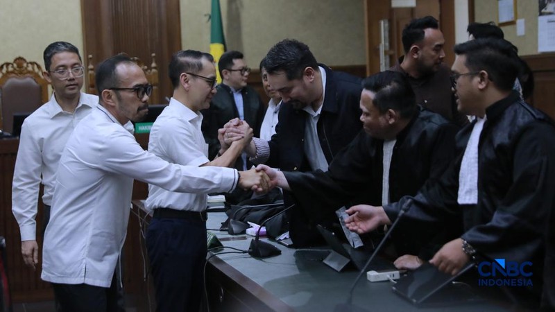 Eks Dirut Pertamina Patra Niaga Riva Siahaan dan beberapa terdakwa lain dan beberapa terdakwa lain menjalani sidang putusan kasus dugaan korupsi tata kelola minyak mentah dan produk kilang periode 2018&ndash;2023 di Pengadilan Tipikor, Jakarta, Kamis (26/2/2026). (CNBC Indonesia/Muhammad Sabki)