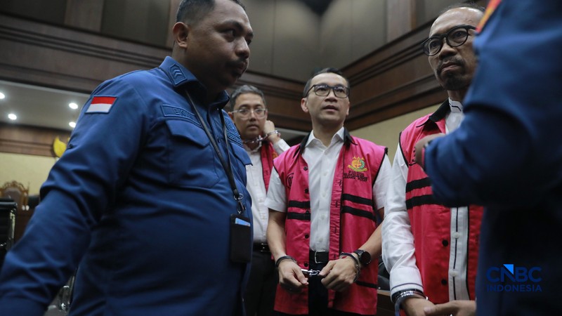 Eks Dirut Pertamina Patra Niaga Riva Siahaan, Eks Direktur Pemasaran Pusat dan Niaga PT Pertamina Patra Niaga Maya Kusmaya (MK), dan Eks VP Trading Operations PT Pertamina Patra Niaga, Edward Corne (EC) menjalani sidang putusan kasus dugaan korupsi tata kelola minyak mentah dan produk kilang periode 2018&ndash;2023 di Pengadilan Tipikor, Jakarta, Kamis (26/2/2026). (CNBC Indonesia/Muhammad Sabki)