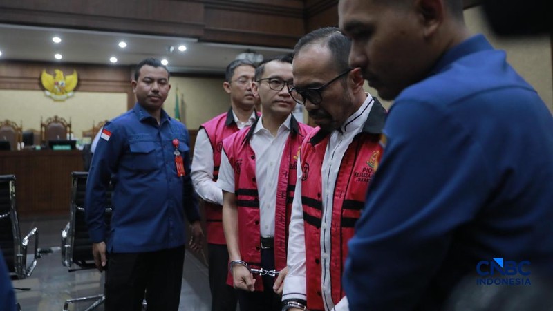 Eks Dirut Pertamina Patra Niaga Riva Siahaan dan beberapa terdakwa lain dan beberapa terdakwa lain menjalani sidang putusan kasus dugaan korupsi tata kelola minyak mentah dan produk kilang periode 2018&ndash;2023 di Pengadilan Tipikor, Jakarta, Kamis (26/2/2026). (CNBC Indonesia/Muhammad Sabki)