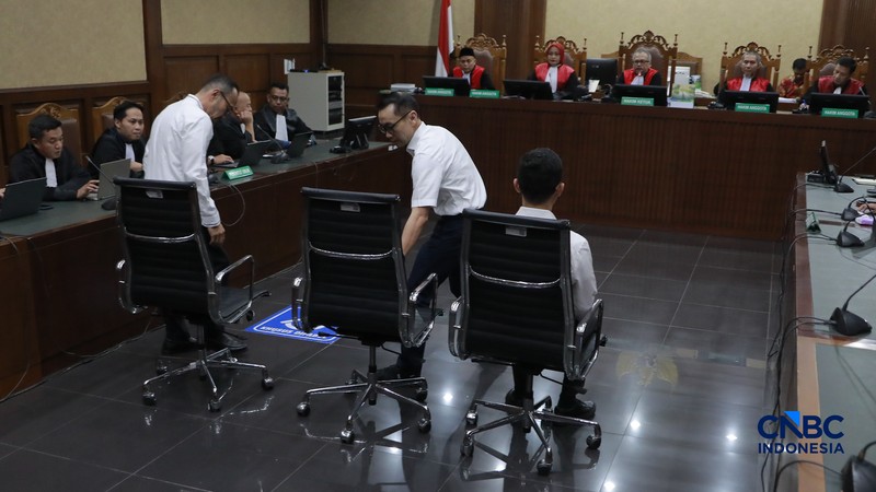 Eks Dirut Pertamina Patra Niaga Riva Siahaan, Eks Direktur Pemasaran Pusat dan Niaga PT Pertamina Patra Niaga Maya Kusmaya (MK), dan Eks VP Trading Operations PT Pertamina Patra Niaga, Edward Corne (EC) menjalani sidang putusan kasus dugaan korupsi tata kelola minyak mentah dan produk kilang periode 2018&ndash;2023 di Pengadilan Tipikor, Jakarta, Kamis (26/2/2026). (CNBC Indonesia/Muhammad Sabki)