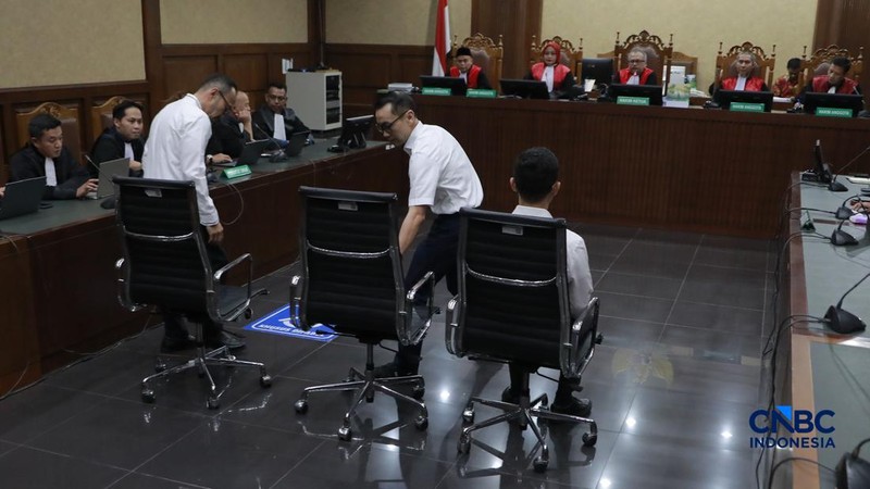 Eks Dirut Pertamina Patra Niaga Riva Siahaan, Eks Direktur Pemasaran Pusat dan Niaga PT Pertamina Patra Niaga Maya Kusmaya (MK), dan Eks VP Trading Operations PT Pertamina Patra Niaga, Edward Corne (EC) menjalani sidang putusan kasus dugaan korupsi tata kelola minyak mentah dan produk kilang periode 2018&ndash;2023 di Pengadilan Tipikor, Jakarta, Kamis (26/2/2026). (CNBC Indonesia/Muhammad Sabki)