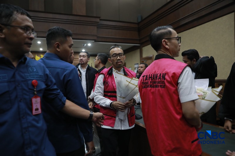 Eks Dirut Pertamina Patra Niaga Riva Siahaan, Eks Direktur Pemasaran Pusat dan Niaga PT Pertamina Patra Niaga Maya Kusmaya (MK), dan Eks VP Trading Operations PT Pertamina Patra Niaga, Edward Corne (EC) menjalani sidang putusan kasus dugaan korupsi tata kelola minyak mentah dan produk kilang periode 2018&ndash;2023 di Pengadilan Tipikor, Jakarta, Kamis (26/2/2026). (CNBC Indonesia/Muhammad Sabki)