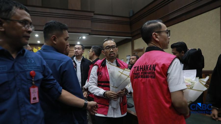 Eks Dirut Pertamina Patra Niaga Riva Siahaan, Eks Direktur Pemasaran Pusat dan Niaga PT Pertamina Patra Niaga Maya Kusmaya (MK), dan Eks VP Trading Operations PT Pertamina Patra Niaga, Edward Corne (EC) menjalani sidang putusan kasus dugaan korupsi tata kelola minyak mentah dan produk kilang periode 2018&ndash;2023 di Pengadilan Tipikor, Jakarta, Kamis (26/2/2026). (CNBC Indonesia/Muhammad Sabki)
