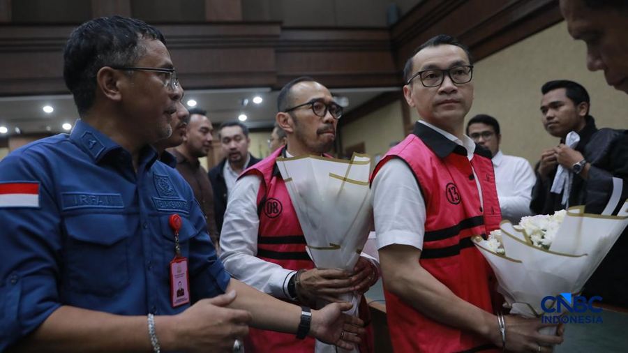 Eks Dirut Pertamina Patra Niaga Riva Siahaan, Eks Direktur Pemasaran Pusat dan Niaga PT Pertamina Patra Niaga Maya Kusmaya (MK), dan Eks VP Trading Operations PT Pertamina Patra Niaga, Edward Corne (EC) menjalani sidang putusan kasus dugaan korupsi tata kelola minyak mentah dan produk kilang periode 2018&ndash;2023 di Pengadilan Tipikor, Jakarta, Kamis (26/2/2026). (CNBC Indonesia/Muhammad Sabki)