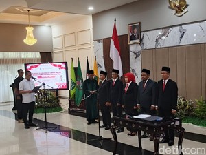Iqbal Lantik Lima Komisioner KI NTB Periode 2025-2030