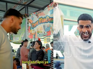 Ikutan War Takjil di Benhil, Bule Inggris Ini Puas Jajan Pecel hingga Serabi