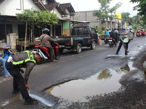 Lubang Menganga di Jalan Bahayakan Pengendara di Trenggalek