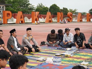 Kapolres Bogor Berbagi Takjil hingga Bukber Bareng Mahasiswa dan Masyarakat