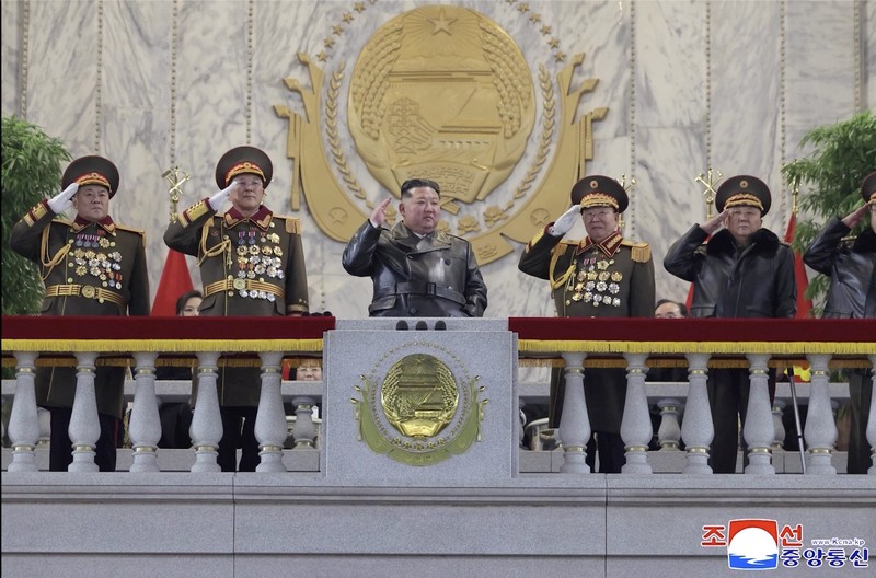 Pemimpin Korea Utara Kim Jong Un dan putrinya Kim Ju Ae menyaksikan atraksi pesawat tempur dalam parade militer untuk memperingati Kongres Kesembilan Partai Buruh Korea (WPK) yang berkuasa di Pyongyang, Korea Utara, 25 Februari 2026, dalam foto yang dirilis oleh Kantor Berita Pusat Korea (KCNA) resmi Korea Utara. (KCNA via REUTERS)