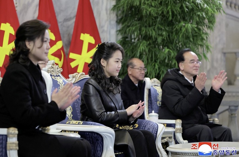 Pemimpin Korea Utara Kim Jong Un dan putrinya Kim Ju Ae menyaksikan atraksi pesawat tempur dalam parade militer untuk memperingati Kongres Kesembilan Partai Buruh Korea (WPK) yang berkuasa di Pyongyang, Korea Utara, 25 Februari 2026, dalam foto yang dirilis oleh Kantor Berita Pusat Korea (KCNA) resmi Korea Utara. (KCNA via REUTERS)