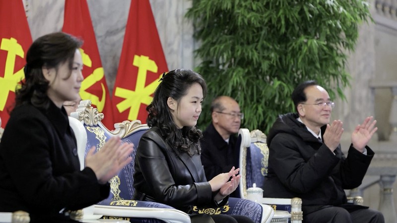 Pemimpin Korea Utara Kim Jong Un dan putrinya Kim Ju Ae menyaksikan atraksi pesawat tempur dalam parade militer untuk memperingati Kongres Kesembilan Partai Buruh Korea (WPK) yang berkuasa di Pyongyang, Korea Utara, 25 Februari 2026, dalam foto yang dirilis oleh Kantor Berita Pusat Korea (KCNA) resmi Korea Utara. (KCNA via REUTERS)