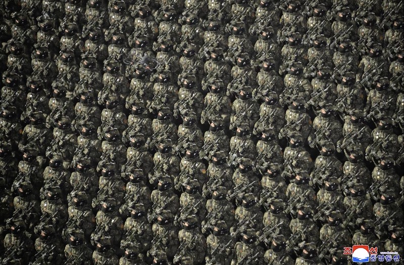 Pemimpin Korea Utara Kim Jong Un dan putrinya Kim Ju Ae menyaksikan atraksi pesawat tempur dalam parade militer untuk memperingati Kongres Kesembilan Partai Buruh Korea (WPK) yang berkuasa di Pyongyang, Korea Utara, 25 Februari 2026, dalam foto yang dirilis oleh Kantor Berita Pusat Korea (KCNA) resmi Korea Utara. (KCNA via REUTERS)