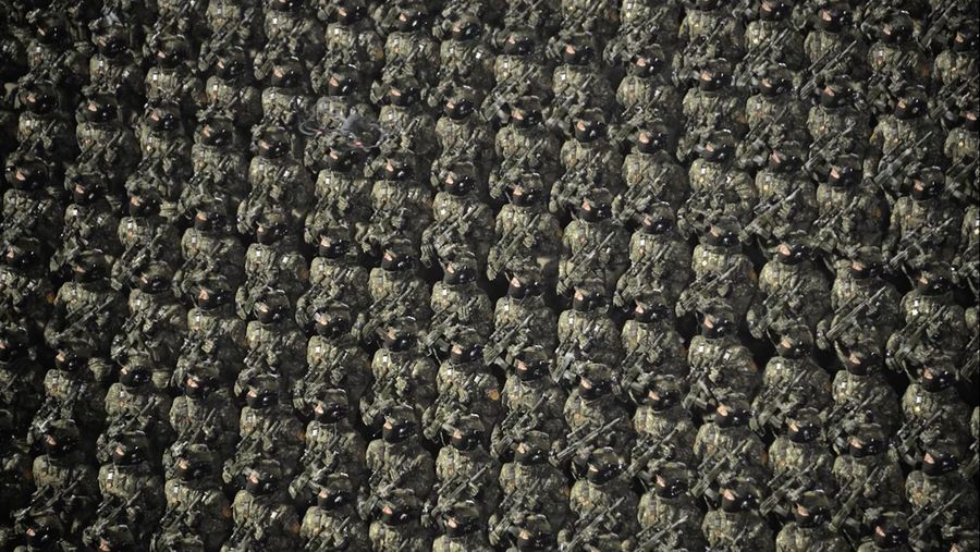 Pemimpin Korea Utara Kim Jong Un dan putrinya Kim Ju Ae menyaksikan atraksi pesawat tempur dalam parade militer untuk memperingati Kongres Kesembilan Partai Buruh Korea (WPK) yang berkuasa di Pyongyang, Korea Utara, 25 Februari 2026, dalam foto yang dirilis oleh Kantor Berita Pusat Korea (KCNA) resmi Korea Utara. (KCNA via REUTERS)