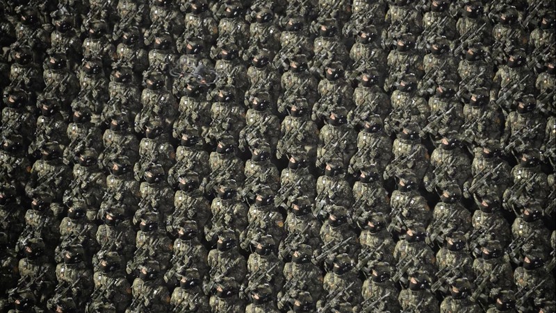 Pemimpin Korea Utara Kim Jong Un dan putrinya Kim Ju Ae menyaksikan atraksi pesawat tempur dalam parade militer untuk memperingati Kongres Kesembilan Partai Buruh Korea (WPK) yang berkuasa di Pyongyang, Korea Utara, 25 Februari 2026, dalam foto yang dirilis oleh Kantor Berita Pusat Korea (KCNA) resmi Korea Utara. (KCNA via REUTERS)