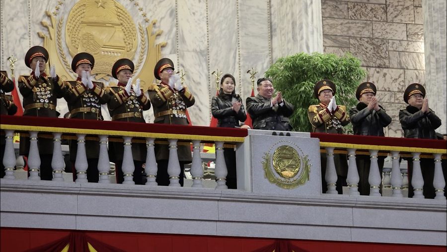 Pemimpin Korea Utara Kim Jong Un dan putrinya Kim Ju Ae menyaksikan atraksi pesawat tempur dalam parade militer untuk memperingati Kongres Kesembilan Partai Buruh Korea (WPK) yang berkuasa di Pyongyang, Korea Utara, 25 Februari 2026, dalam foto yang dirilis oleh Kantor Berita Pusat Korea (KCNA) resmi Korea Utara. (KCNA via REUTERS)