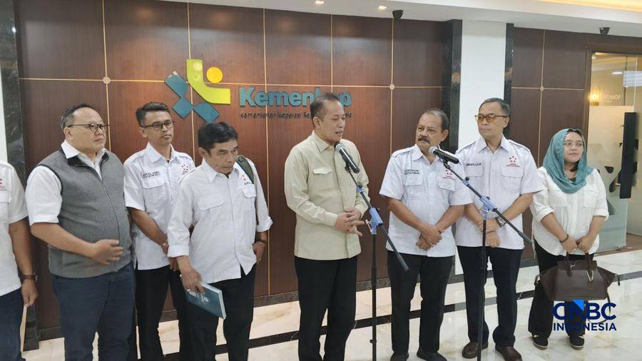 Menteri Koperasi (Menkop) Ferry Juliantono dalam konferensi persnya, Kamis (26/2/2026). (CNBC Indonesia/Chandra Dwi)